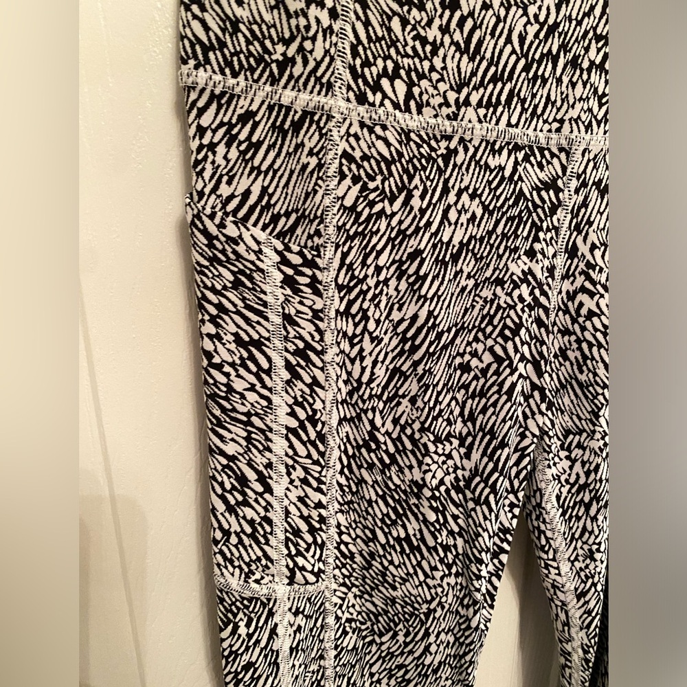 Athleta Ultimate Stash Textured 7:8 Tight - Sz M - Black & White abstract print - Picture 3 of 5